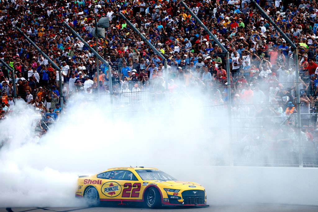 NASCAR Cup Series: Joey Logano Kalahkan Kyle Busch di Gateway